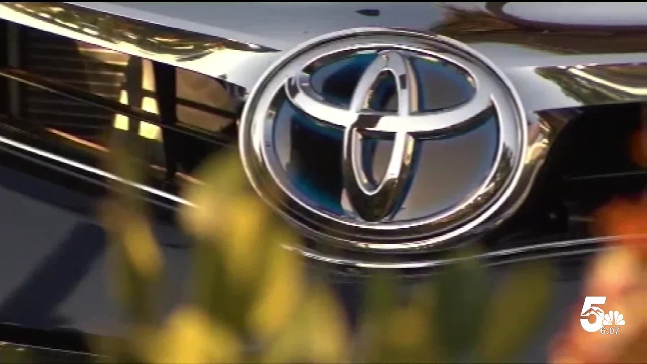 Не работают поворотники? Более 500 000 новых гибридов Toyota Camry отозваны