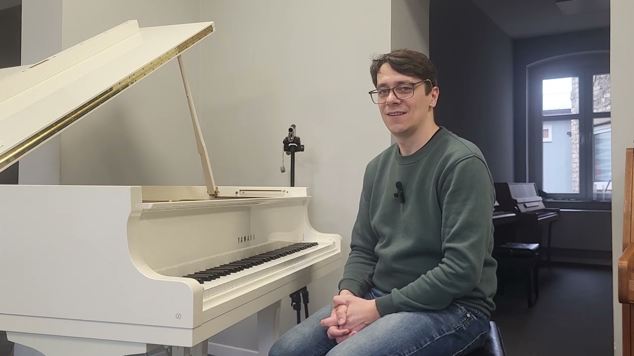 Biały fortepian Yamaha G2E