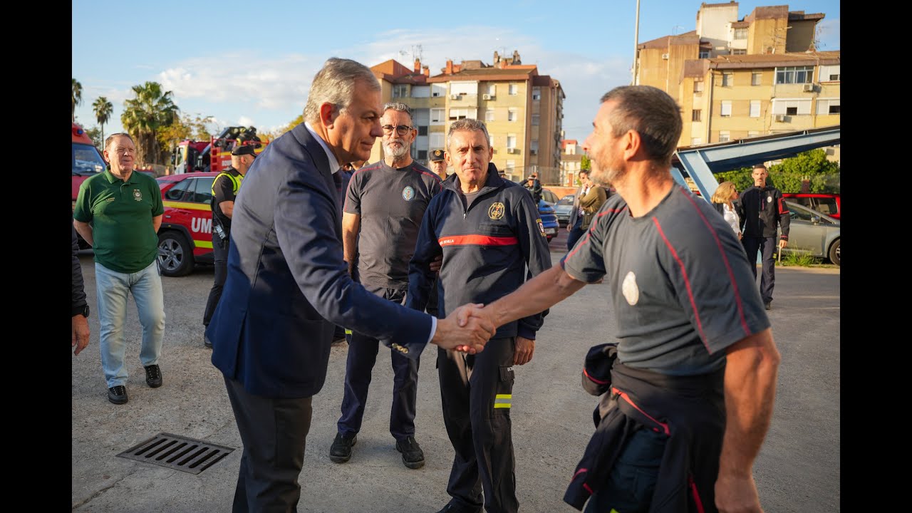 El alcalde despide a los bomberos de Sevilla que ayudarán en la catástrofe de Valencia