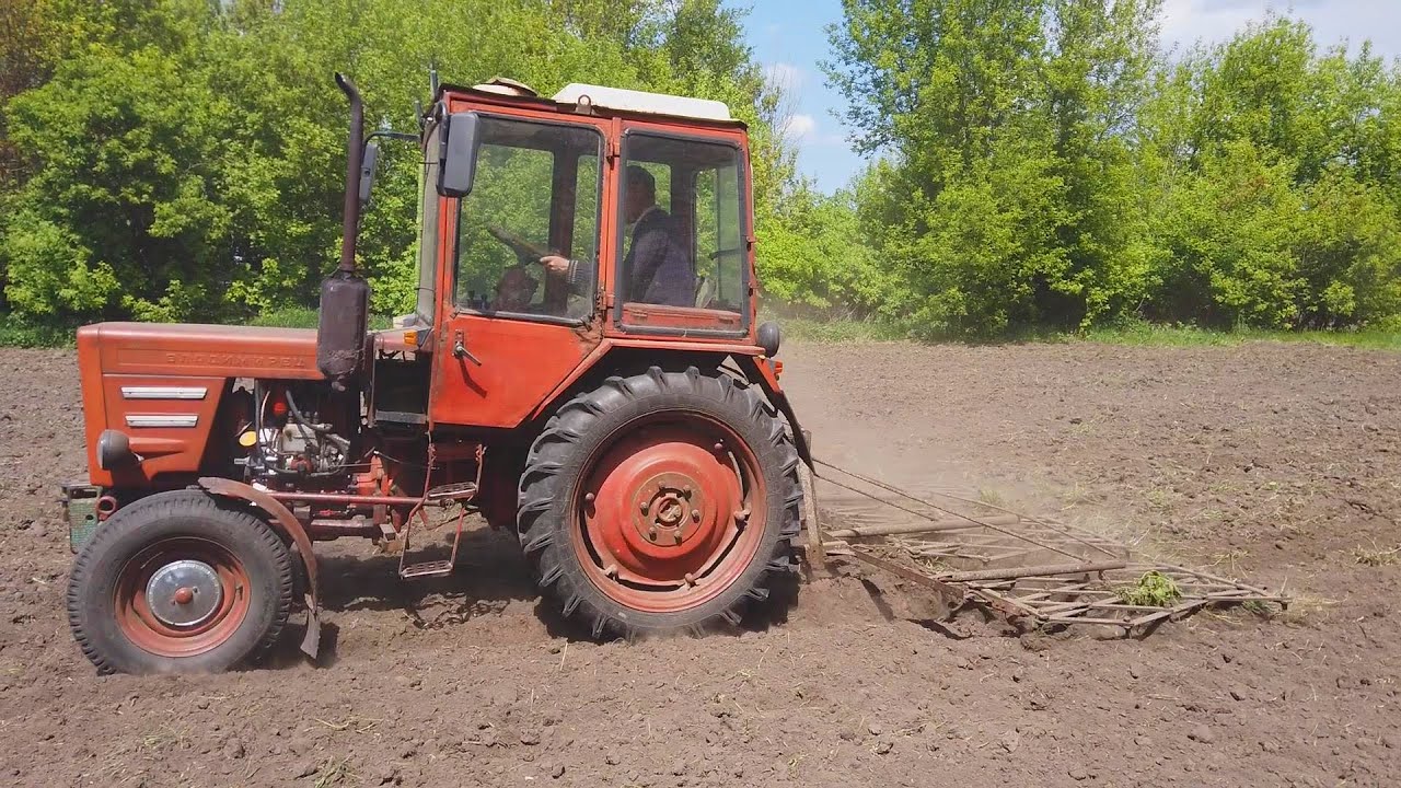 Земля висохла а бур'яння ростуть, хіба щось там виросте. Боронування важкими боронами трактором т-25
