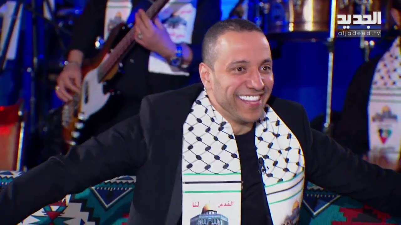 علي الديك يرتدي الوشاح الفلسـ طيني ويوجه تحية من القلب وإم الياس تقـ ـتحم الحلقة بعد غياب دام لسنوات