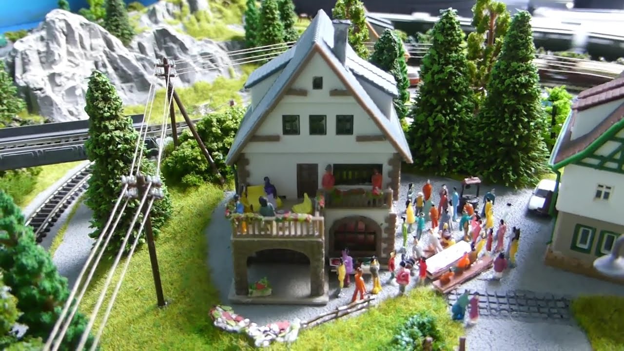 Märklin Spur Z, Kofferanlage , mit Diorama als Hintergrund