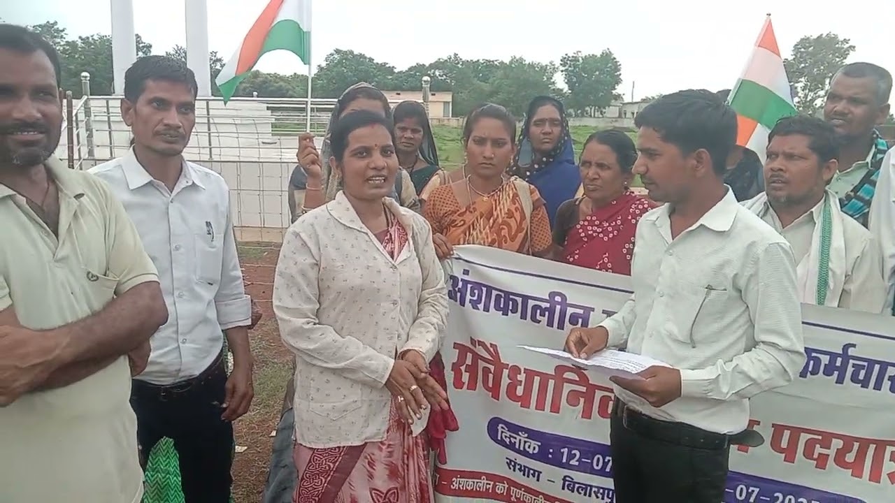 स्कूल सफाई कर्मचारी दो सूत्री मांगों को लेकर मुख्यमंत्री को ज्ञापन सौंपाने के लिए पैदल यात्रा चल रहे
