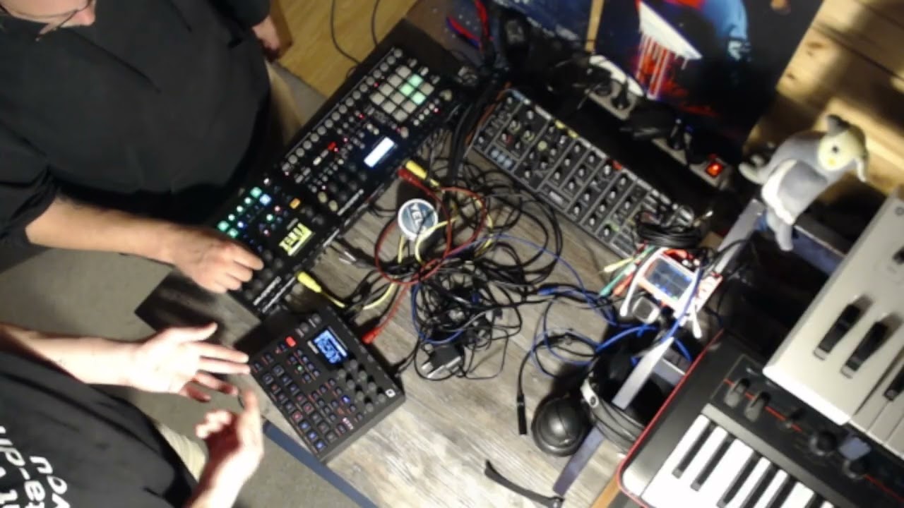 Freestyle Hypnotic Techno Jam [No Presets, 100% built live]