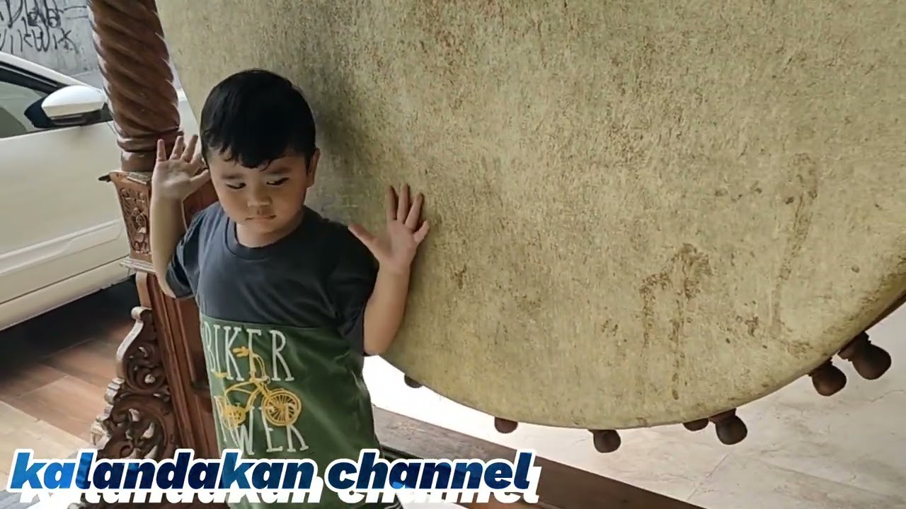 Bocil takjub lihat Bedug Raksasa di Masjid Jami Al-Ittihad Tanggul Serang