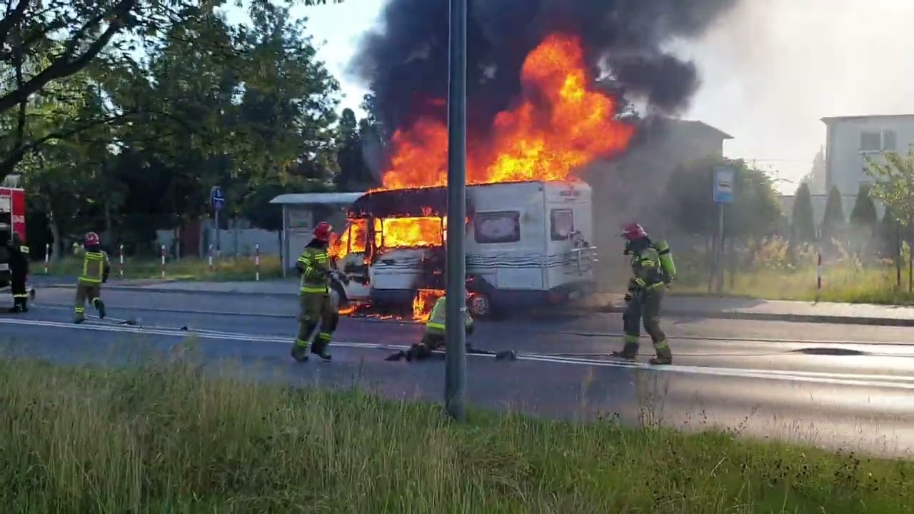 Pożar Kampera marki Fiat. Ostr&oacute;w Wielkopolski. ul. Witosa. Interwencja Straży Pożarnej.