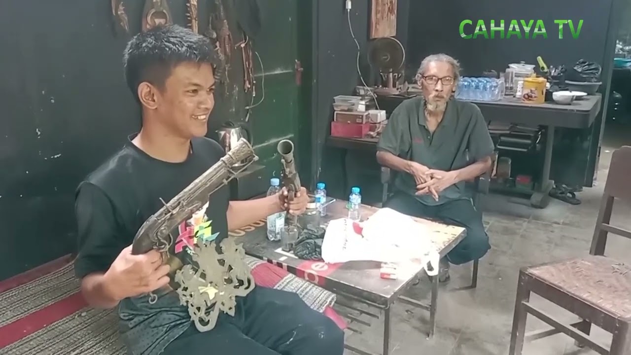 Joko wahyono,seniman pati yang punyai koleksi pistol jaman voc belanda