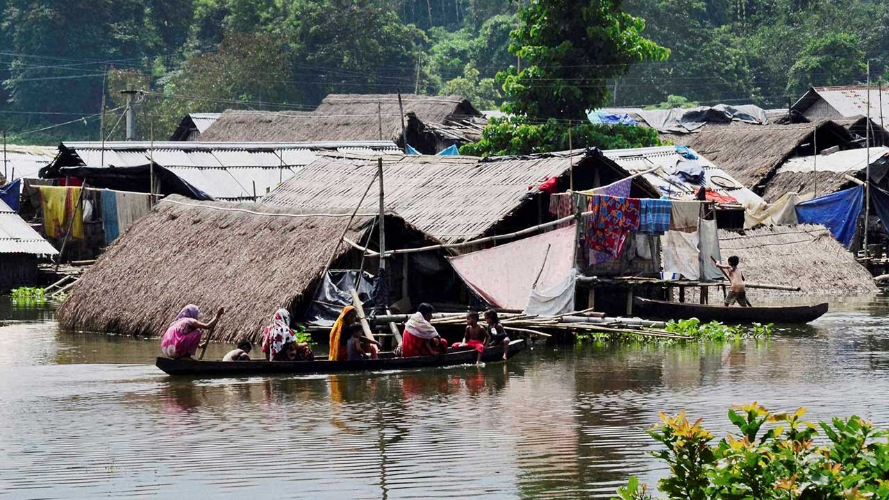 Assam Floods : 1.5 lakh people displaced, rescue operations underway | Oneindia News