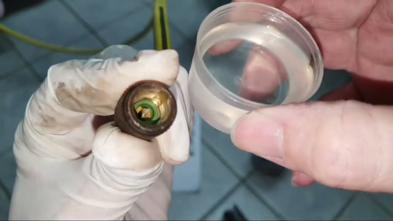 DIY汽車添加冷凍油不要學【Automobile air-conditioning lubricating oil addition】冬天冷氣壞掉很難察覺。白同學冷氣DIY不冷媒添加冷凍油