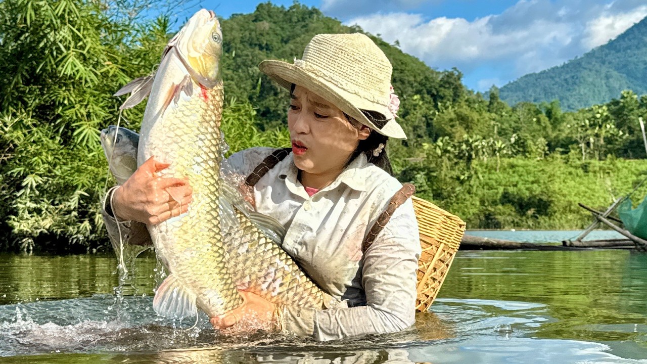 Fishing skills-The girl uses traditional techniques to catch a giant fish in the endless deep stream