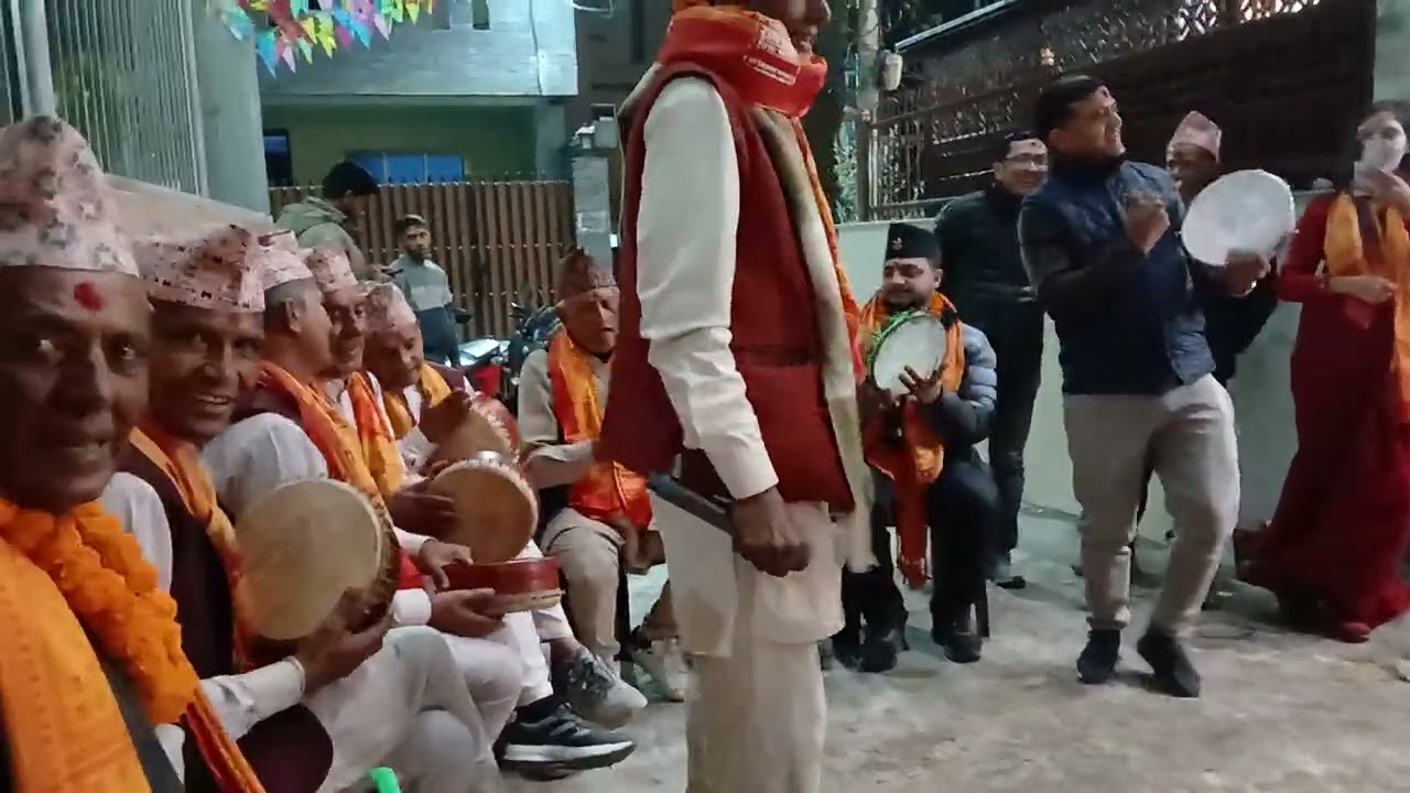 तारकेश्वर भजन समुह  गुरु बिष्णु  गिरि र  साथीहरू परम्परागत लाेक खैंचडी भजन  साथमा   नृत्य हेर्नुस् ।