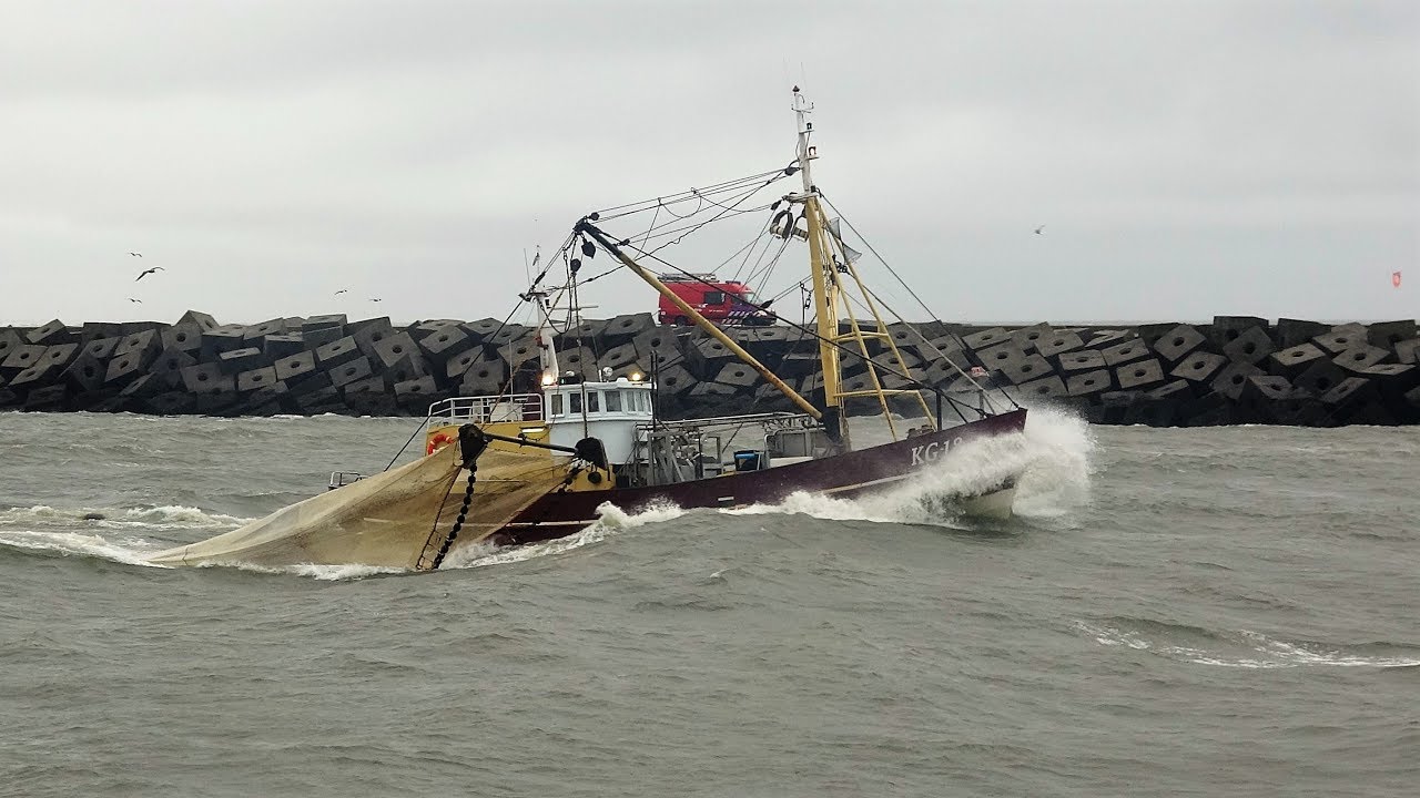 KG-18 ladebomado (bj 1949) naar zee. locatie scheveningen 30-8-2017