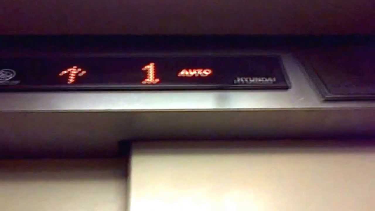Emporium Pluit Mall, Jakarta: Hyundai Traction Service Elevator