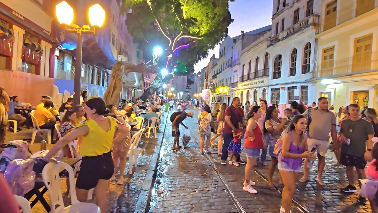 CARNAVAL DE RUA A NOITE EM RECIFE 22 FEVEREIRO 2025 PERNAMBUCO BRAZIL