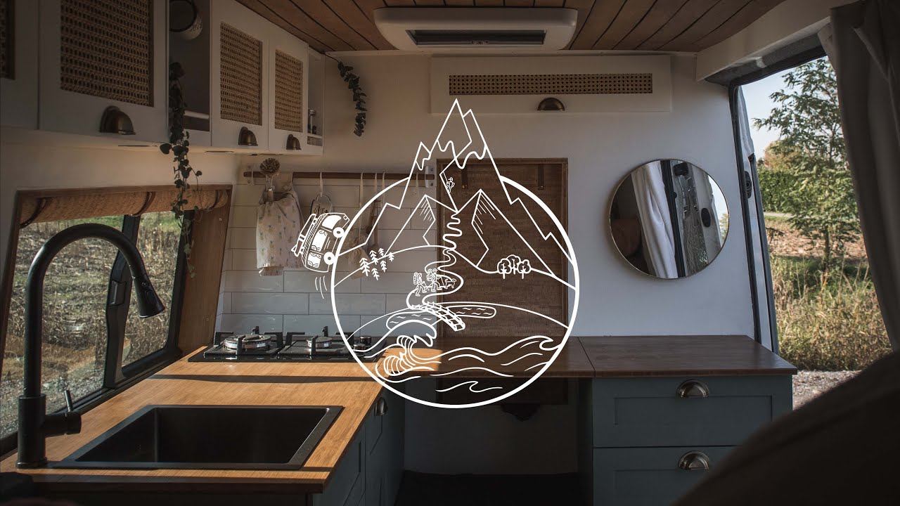 Des constructeurs amateurs transforment un VW CRAFTER , en une magnifique maison sur roues.