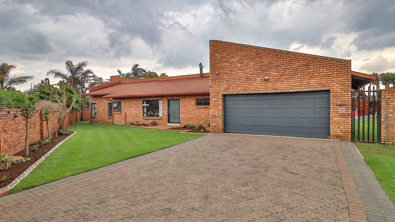 4 Bedroom House For Sale in Sunward Park