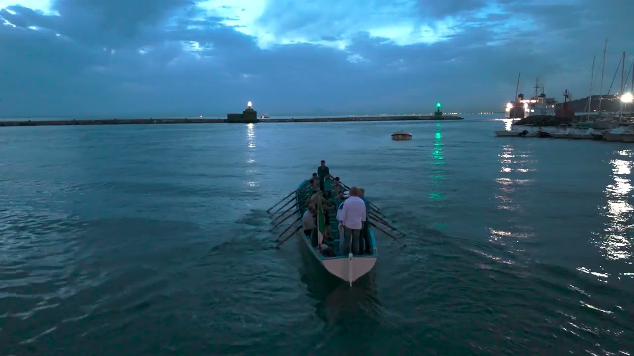 Una corona di fiori nel mare. Procida, 2025