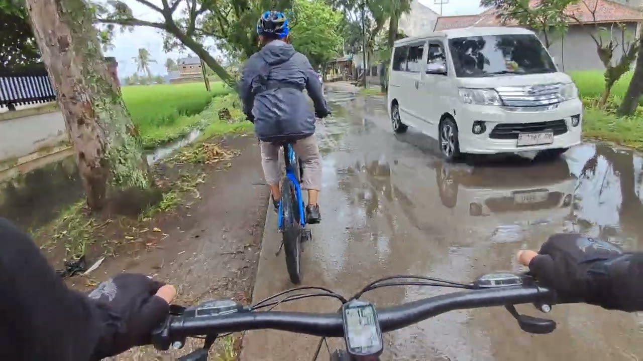 Gowes otw pulang,,eh hujan nya terus²an 😞