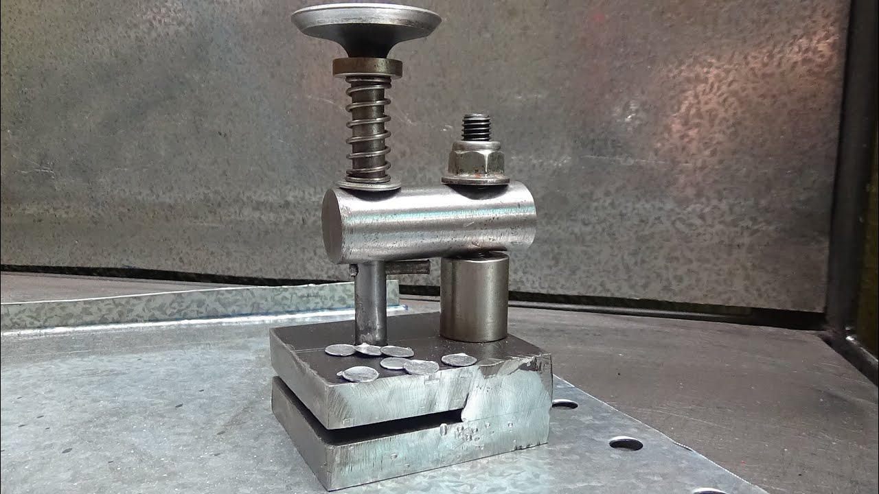 FIZ UM PERFURADOR DE CHAPA COM VÁLVULA DE ADMISSÃO