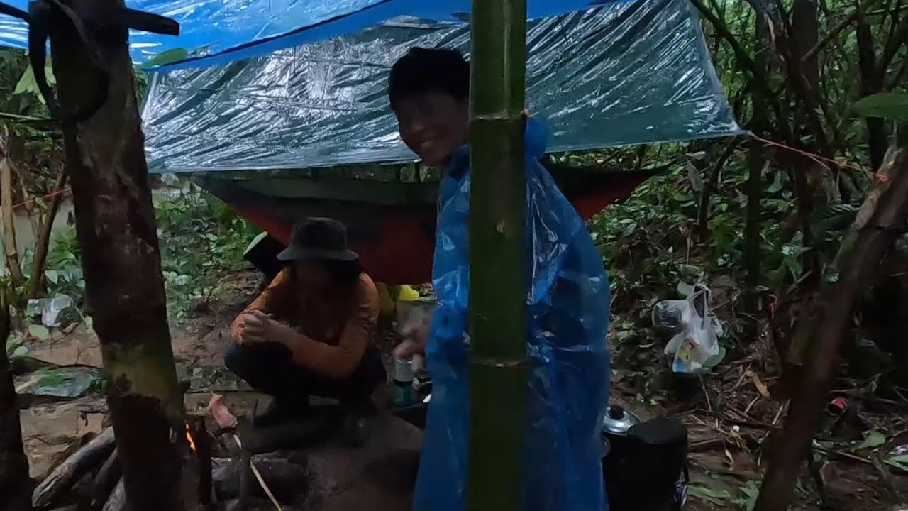 ใช้ชีวิตในป่า กับยูทูปเบอร์ภาคเหนือ  ท่ามกลางพายุฝน ep.174