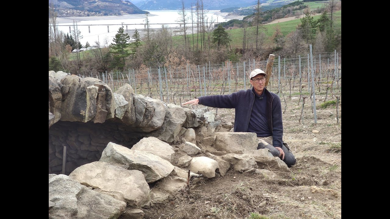 La pierre sèche se met au verre ! Une formation au cœur des vignes à Puy Sanières