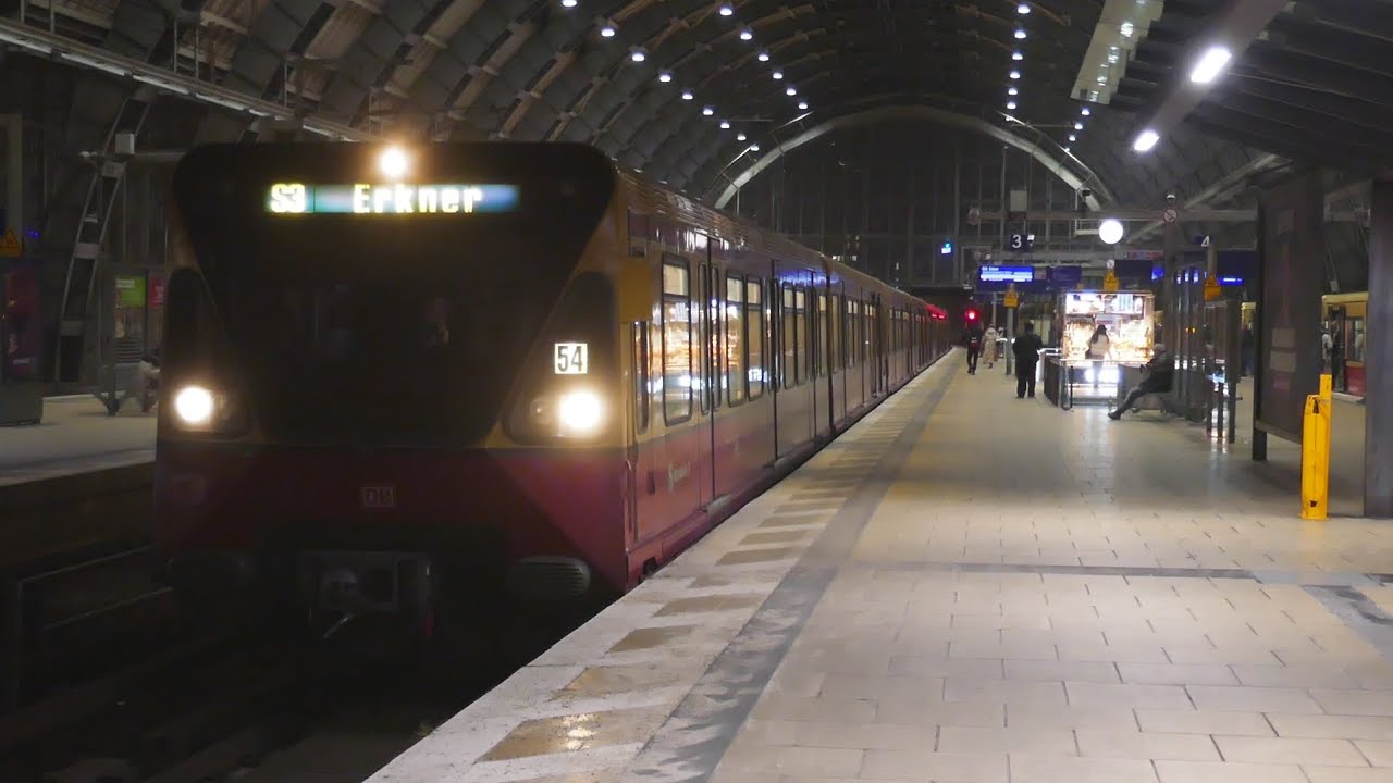 S-Bahn Berlin - Bahnhof Alexanderplatz um 5:30 Morgens