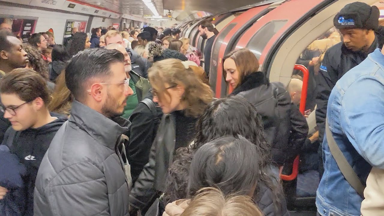 Rush Hour, Oxford Circus, Central Line, westbound