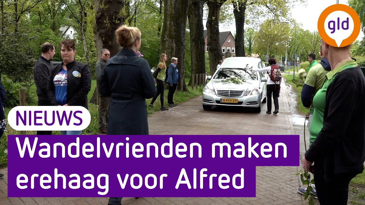 Omgekomen Alfred geëerd door wandelvrienden, witte rozen op rouwauto