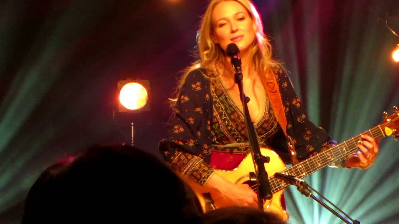 Jewel Performs 