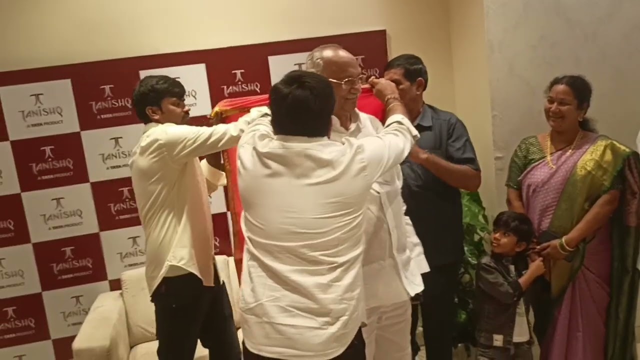 భీమవరం లో తనిష్క్ గోల్డ్ షాప్ పునః ప్రారంభం. పాల్గొన్న వాళ్ళు అంజిబాబు, పాక సత్యనారాయణ, రాంబాబు.