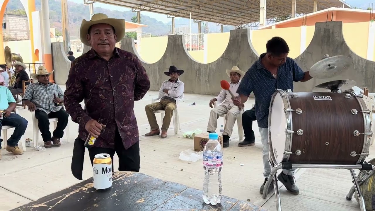 WOW😱😱 - LA BANDA DE ALPOYECANCINGO SE ROBÓ TODAS LAS MIRADAS - el MTRO FEDERICO ROJAS se la RIFA