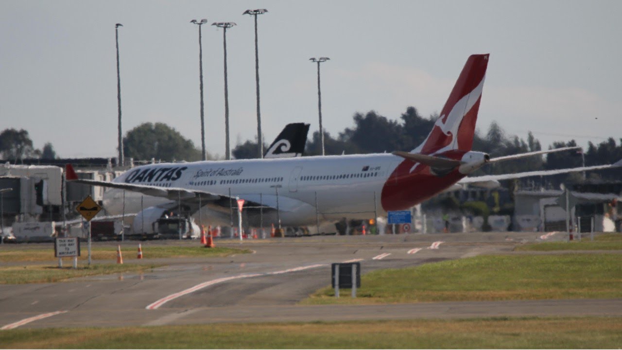 Qantas A330-303 stunning windy afternoon arrival into Christchurch Int'l Airport!