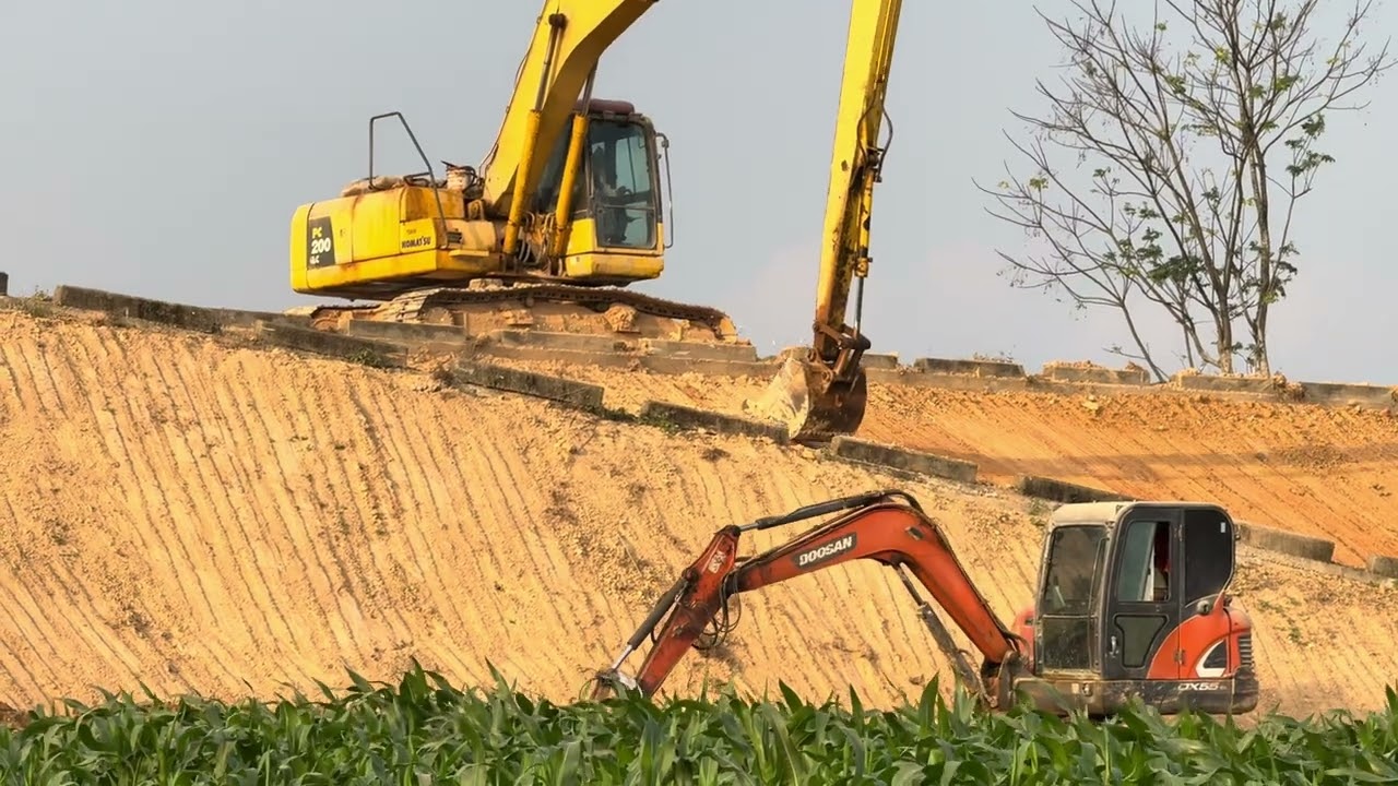 Cuộc chiến giữa hai máy múc /the battle between two excavators