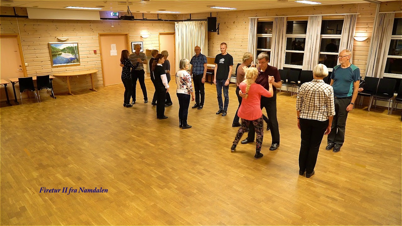 Folkedanslaget Springar`n danser Firetur II fra Namdalen i Langhuset på Langhus 31.10.2018