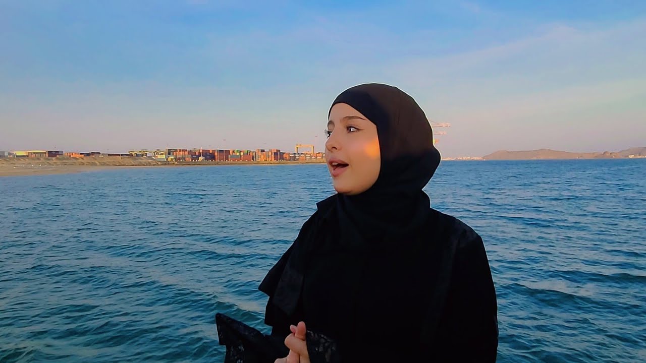 ماريا قحطان لأول مرة تقود الزورق البحري برحلة بحرية 