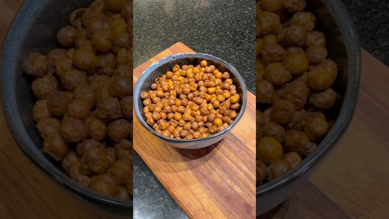 Snack saud&aacute;vel de gr&atilde;o-de-bico para beliscar ou colocar na salada pra dar um crocante 🥗 #receitas