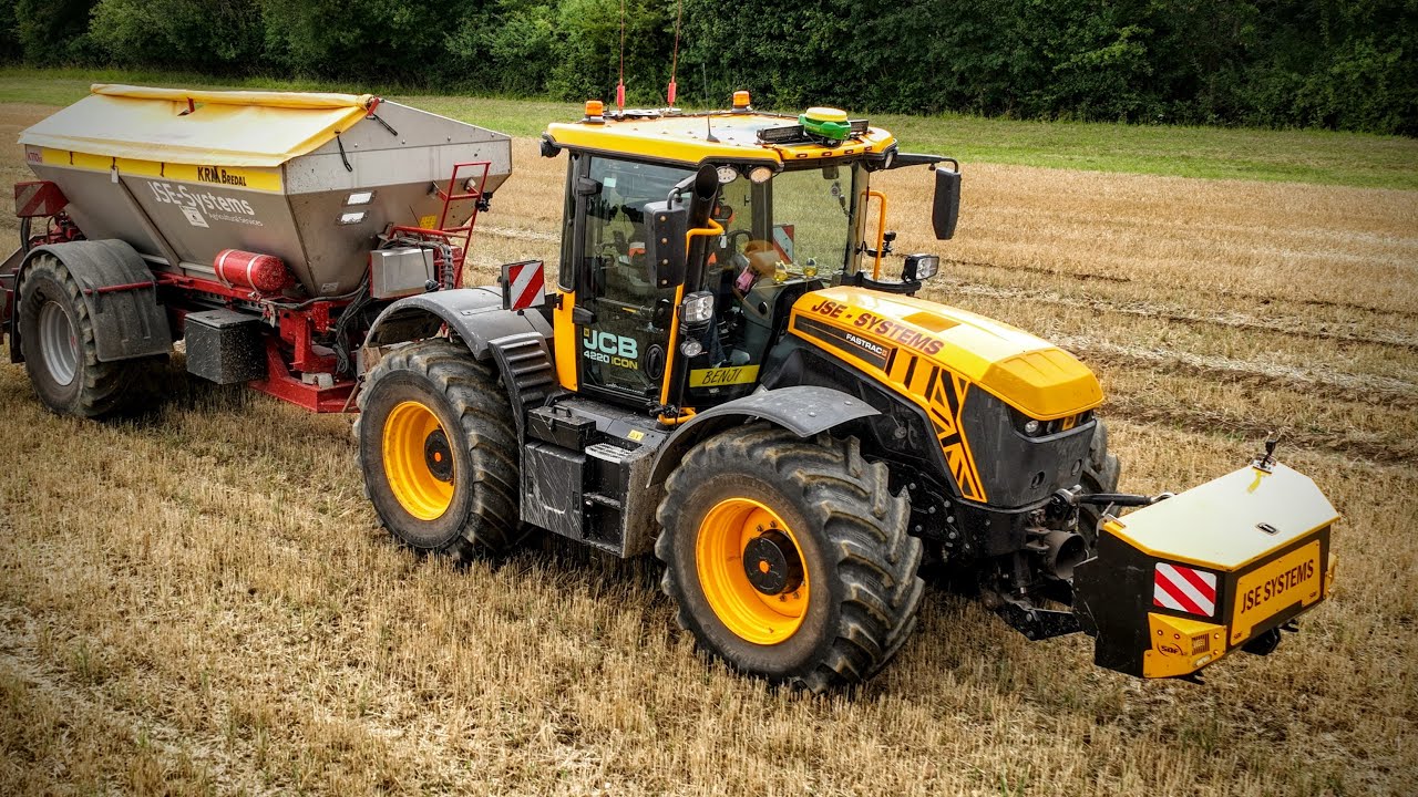 ICONS OF AGRICULTURE: JCB Fastracs proving the ideal tractor for Lincolnshire spreading contractor