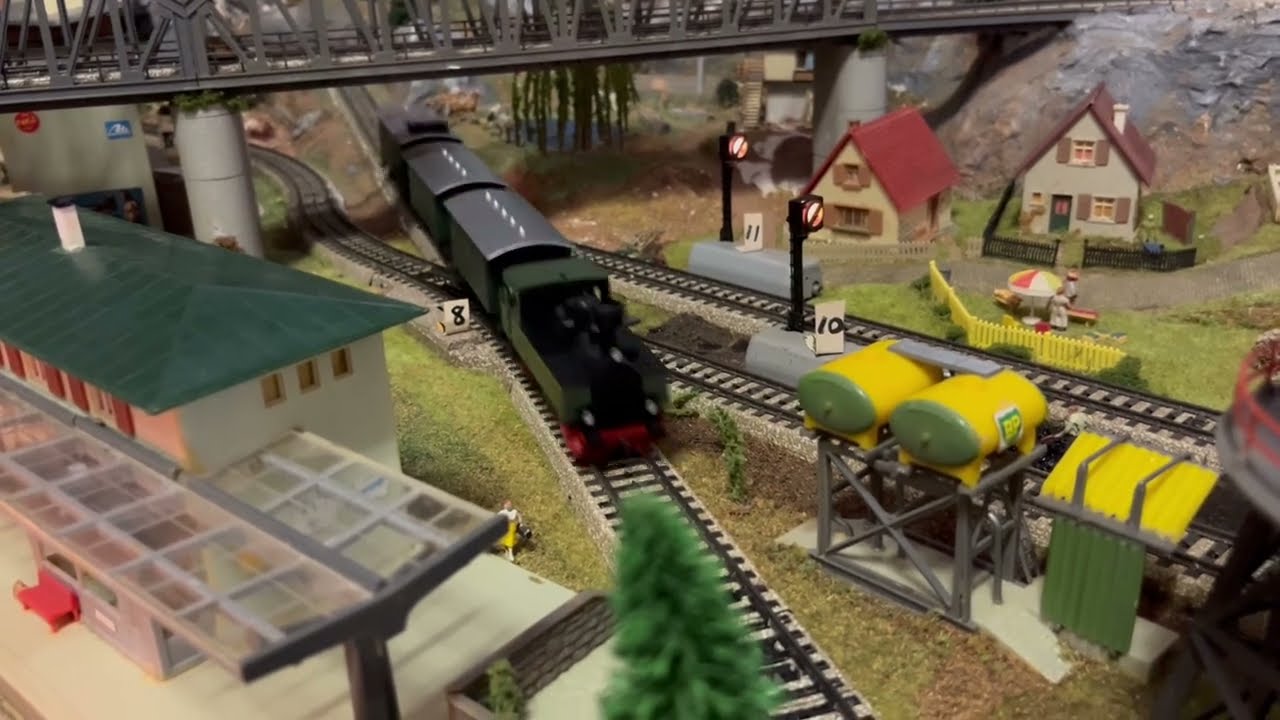 Märklin 3090 & 3087 in Action on M-Track with Classic Coaches