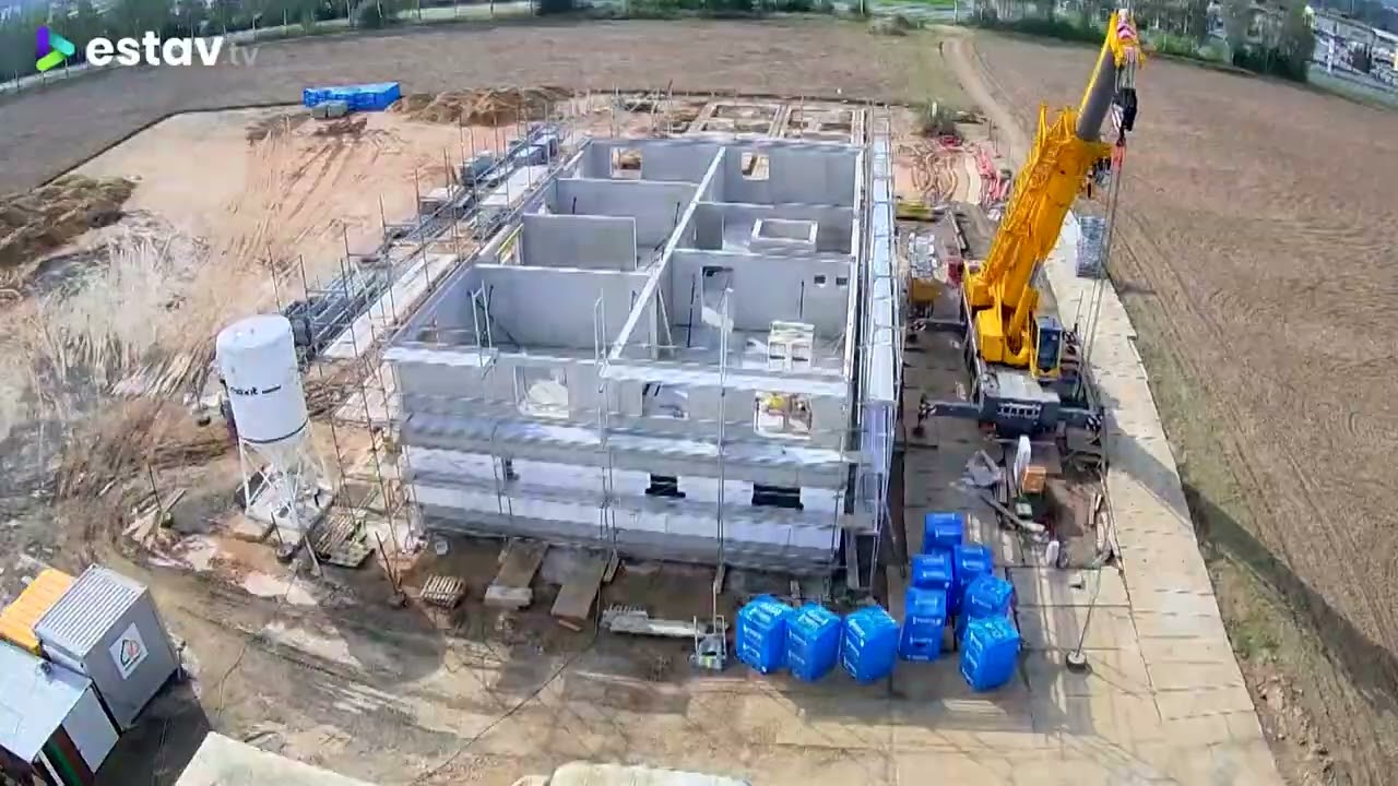 Bytové domy v Mnichově Hradišti montují ze železobetonových panelů