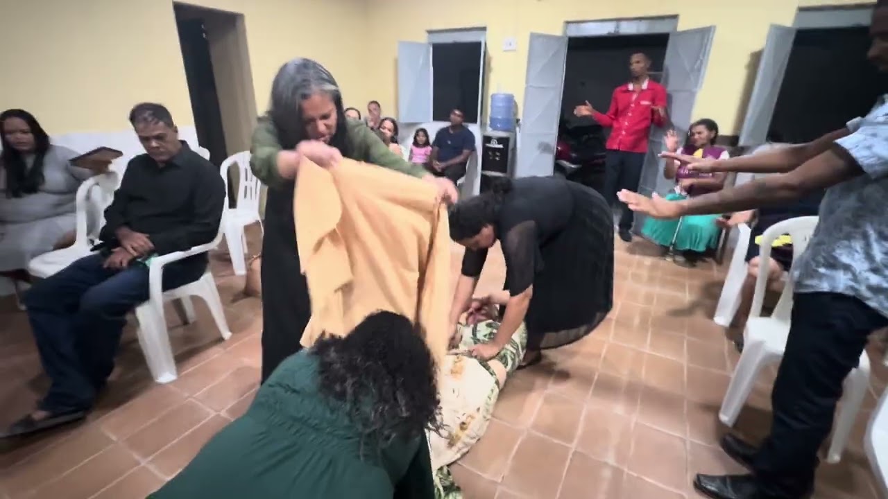 MULHER CAI DENTRO DA IGREJA / VEJA MULHER É ALVO DE OBRAS DO MAL / MULHER SEM PASTOR COLOCAR A MÃO 