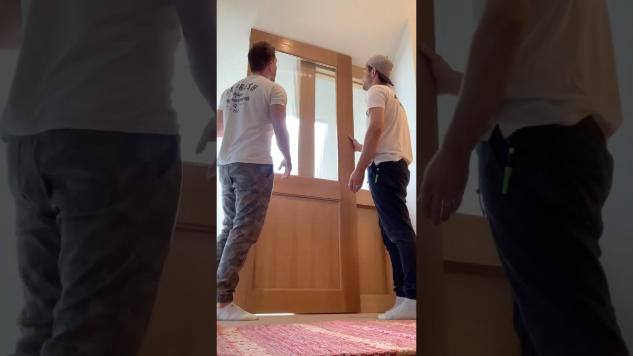 4 способа сделать двери незаметными &mdash; скрытые направляющие, бесшовные рамы и многое другое! #стол...