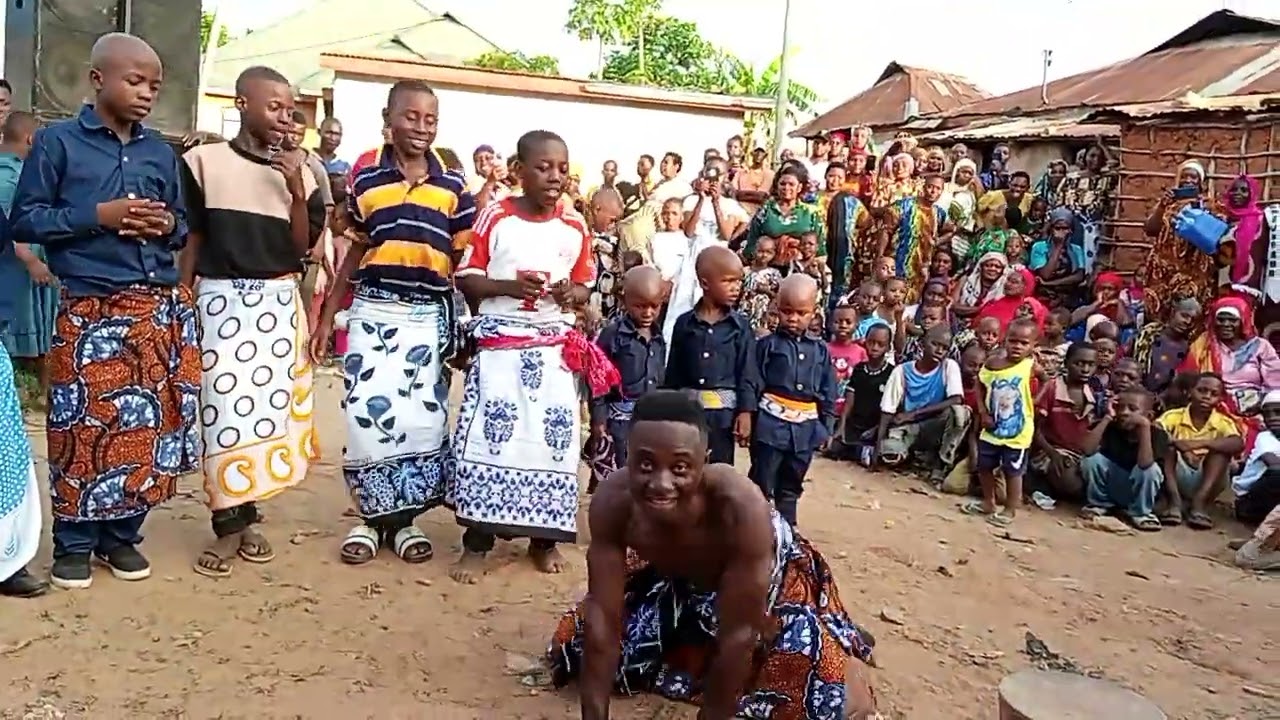 Kungwi moka mnali na wari akiwakabidhi watoto wa Jando kwa wazazi waoo 