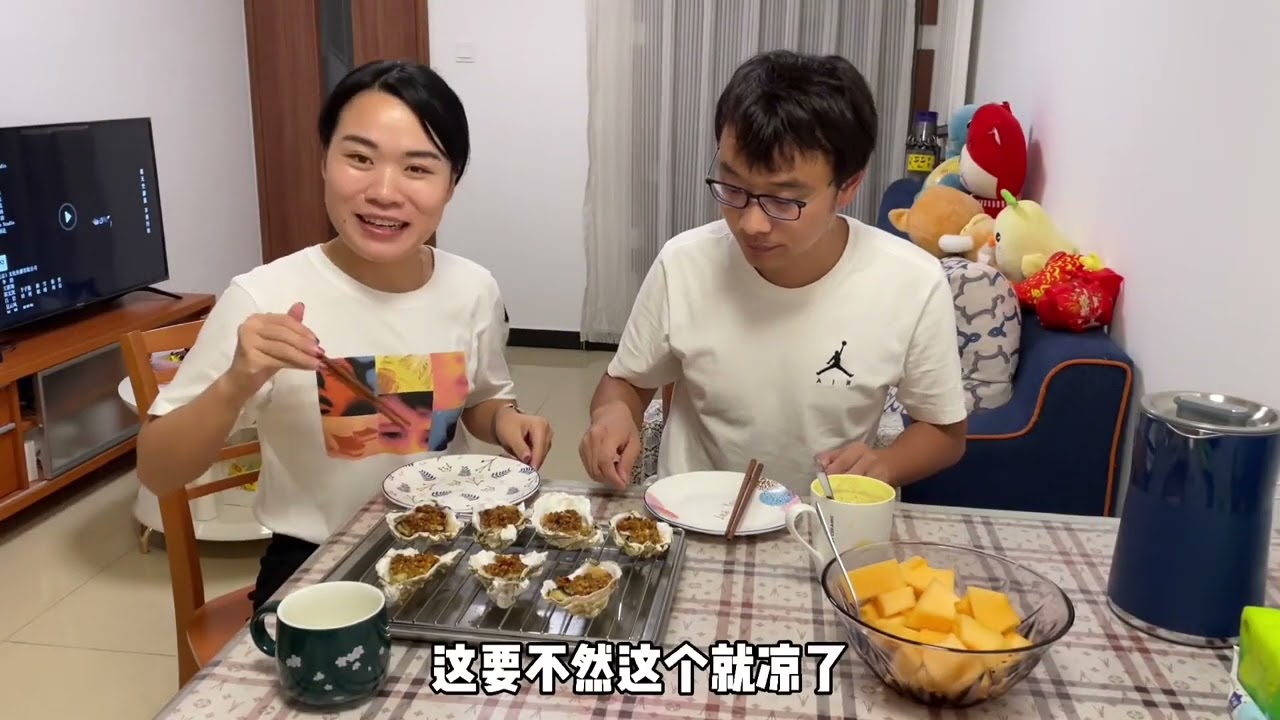 媳妇嘴馋想吃生蚝，小伙立马开车去海鲜市场，被宠着真是太幸福了