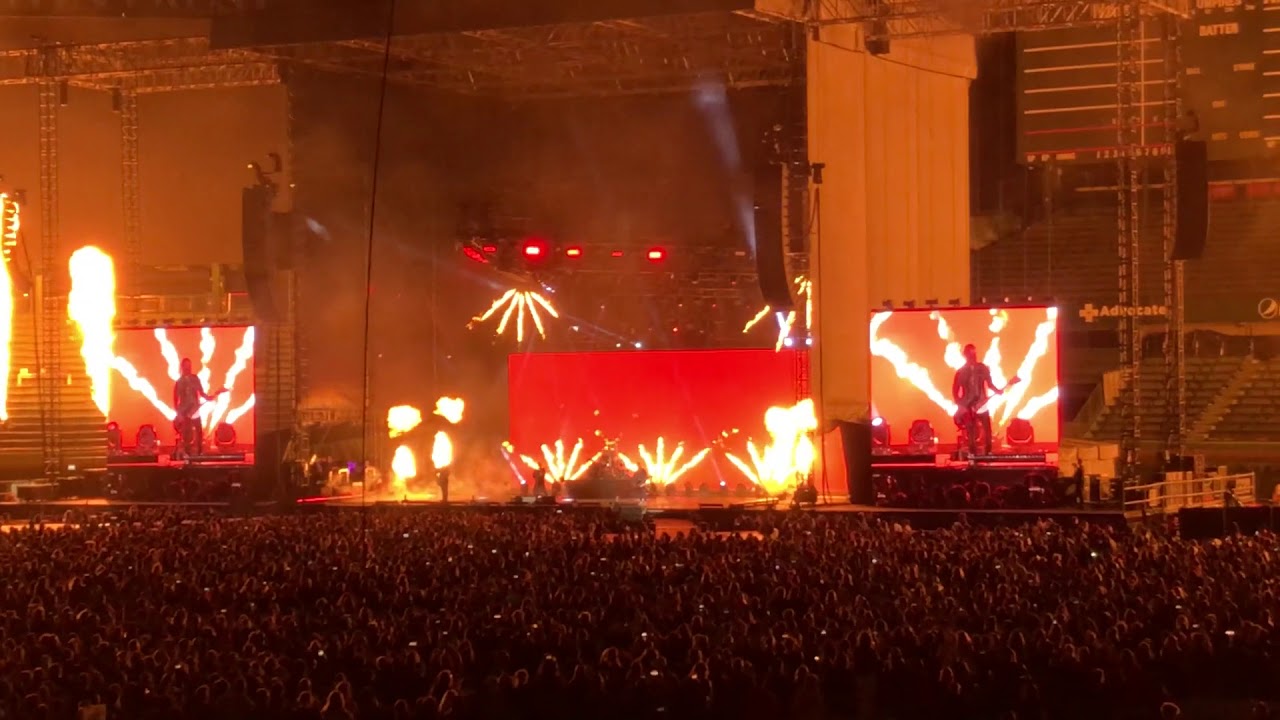 Fall Out Boy - My Songs Know What You Did In The Dark (Light Em Up) **CHICAGO WRIGLEY SHOW**