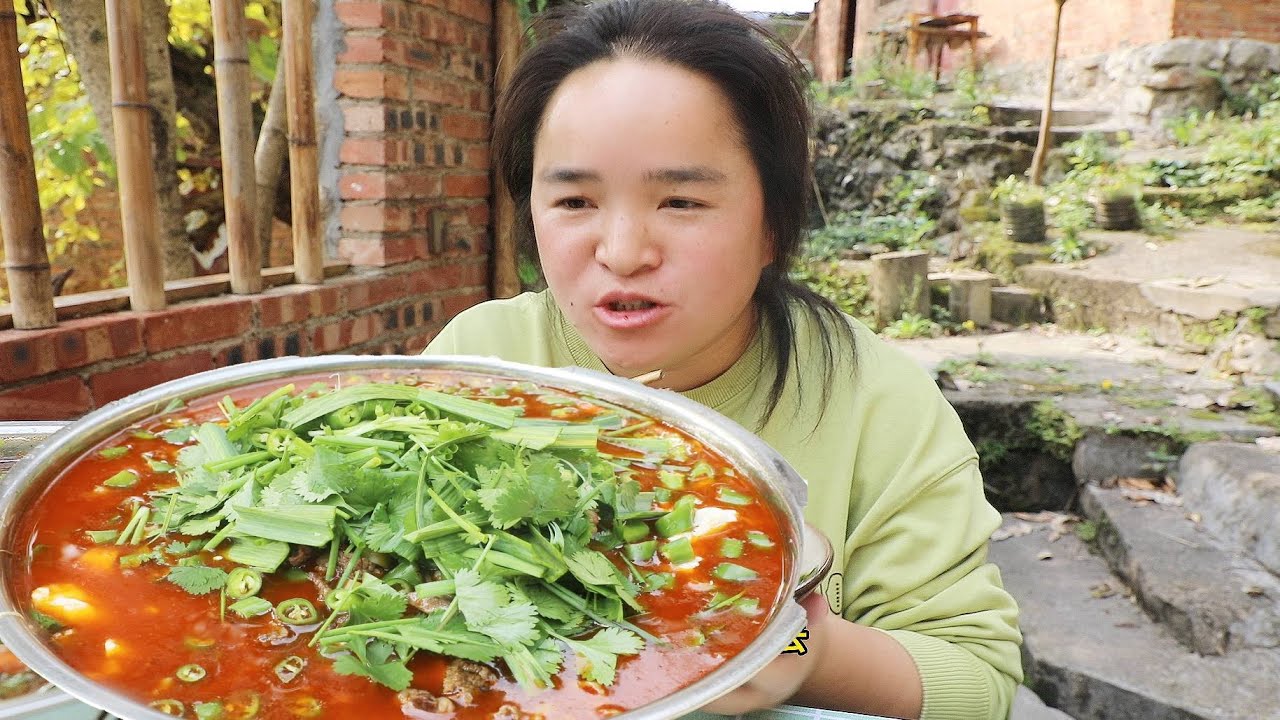 经典川菜豆花牛肉火锅，农村大姐做煮一锅，汤香肉好吃，扒拉扒拉就是一大碗 #大口吃肉