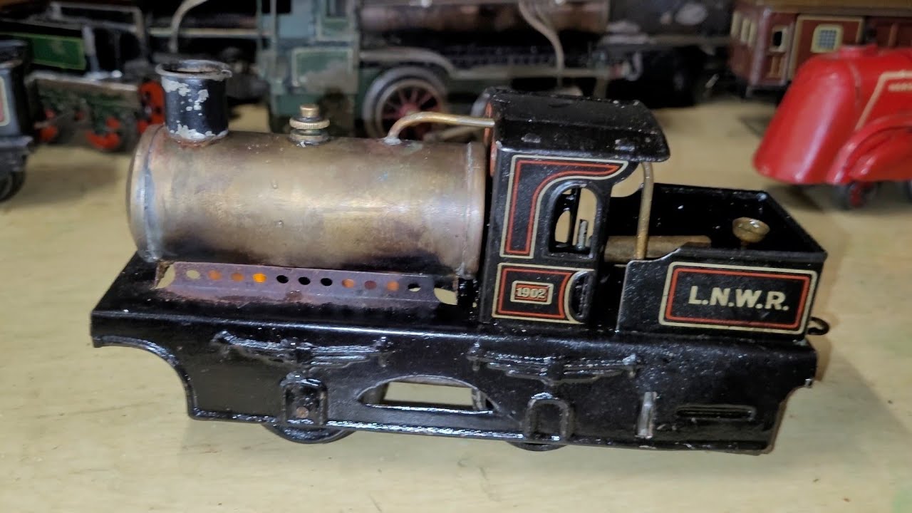 Firing up a Bing steam locomotive with occilating cilinder 0 gauge 1909