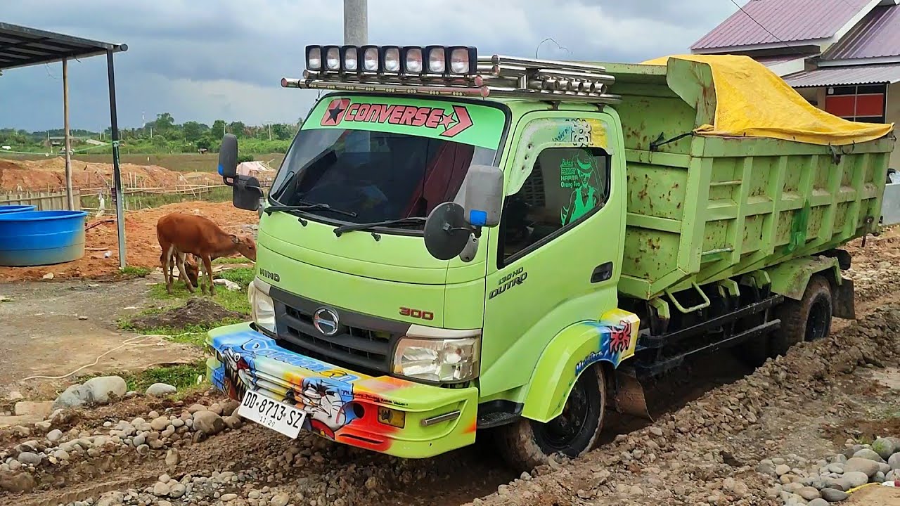 Truk Jomplang. Mobil Truk HINO DUTRO Bongkar Muatan Timbunan FULL BAK Menggunung Dilokasi BERLUMPUR