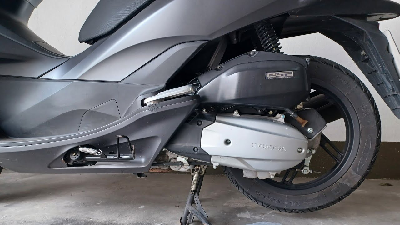 HONDA PCX 125 - Transmission / Final Drive Oil change ⚙