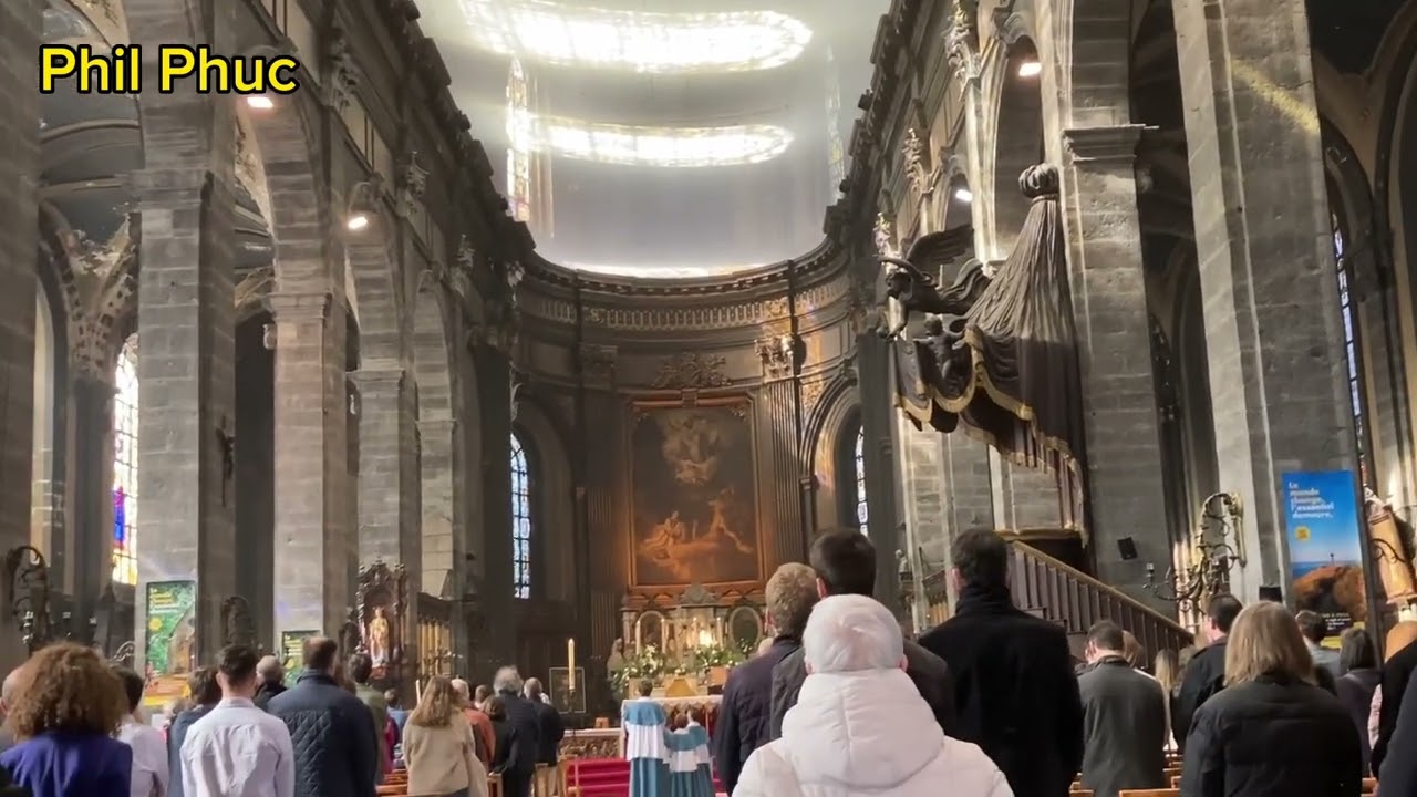 Je vous salue Marie - Singing in Old traditional Latin mass at Église Saint Étienne - Lille