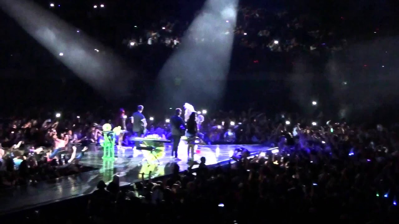 Katy Perry - Prismatic World Tour 2015 - Part 11: Double Rainbow - Unconditionally